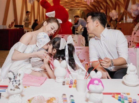 Trường giang một mình đưa 2 con ra sân bay về quê chuẩn bố đảm dân tình thắc mắc không thấy nhã phương đi cùng - 3