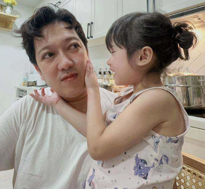 Trường giang một mình đưa 2 con ra sân bay về quê chuẩn bố đảm dân tình thắc mắc không thấy nhã phương đi cùng - 7