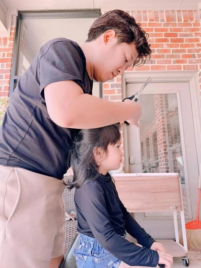 Trường giang một mình đưa 2 con ra sân bay về quê chuẩn bố đảm dân tình thắc mắc không thấy nhã phương đi cùng - 9