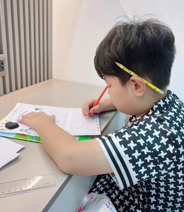 Từng bất lực vì con học kém ở trường quốc tế 100 triệunăm nay vợ cũ việt anh khoe bé đạt huy chương - 3