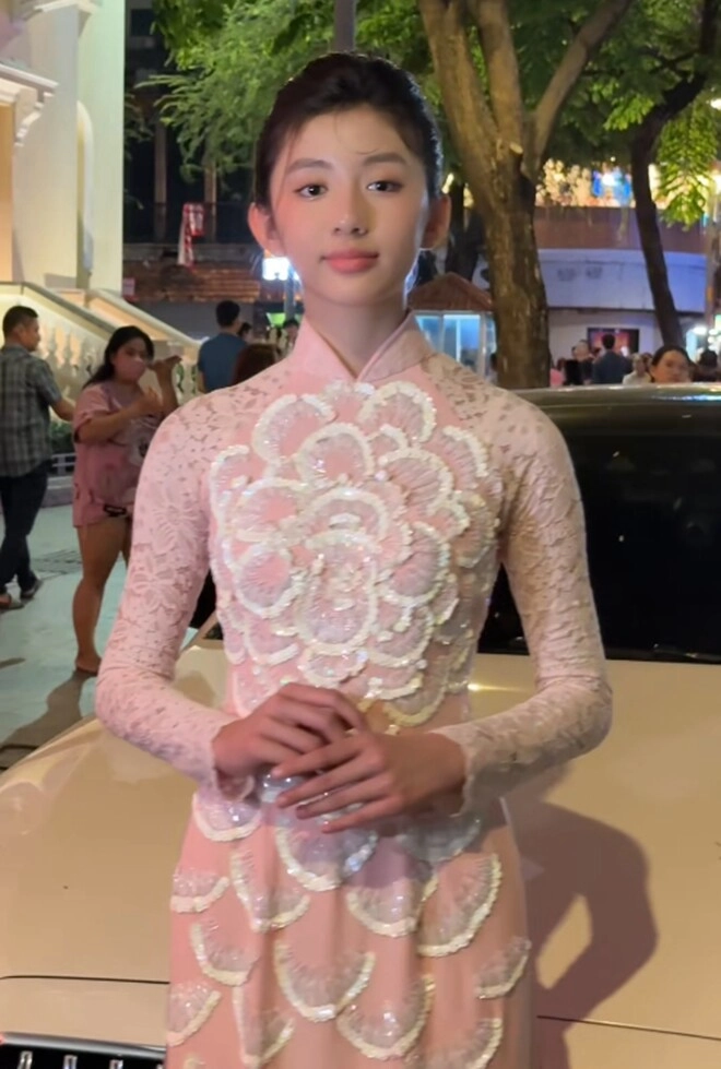 Vài phút trên sàn diễn bé gái 15 tuổi lấn át hh tiểu vy vì quá đẹp được mẹ đào luyện để đậu hoa hậu tương lai - 14