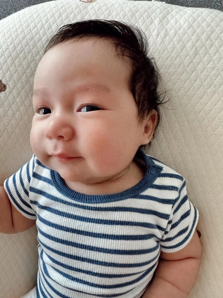 Vẻ bụ bẫm đáng yêu của con trai luca nhà siêu mẫu hà anh gần 2 tháng tuổi nặng 6kg da trắng hồng - 2
