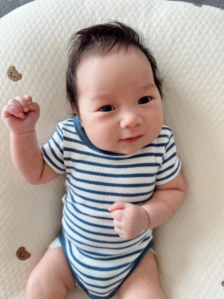Vẻ bụ bẫm đáng yêu của con trai luca nhà siêu mẫu hà anh gần 2 tháng tuổi nặng 6kg da trắng hồng - 3