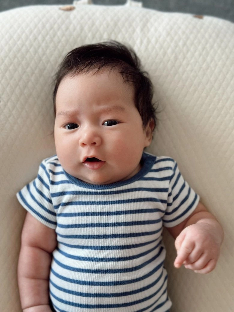 Vẻ bụ bẫm đáng yêu của con trai luca nhà siêu mẫu hà anh gần 2 tháng tuổi nặng 6kg da trắng hồng - 4