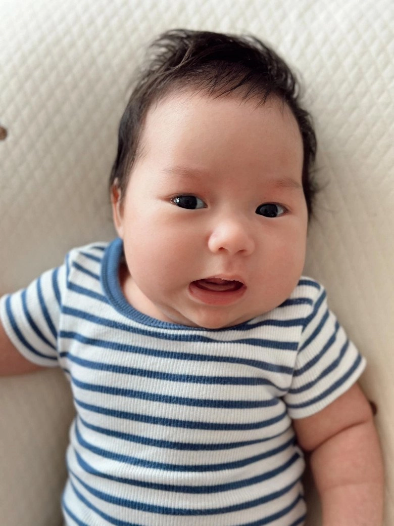 Vẻ bụ bẫm đáng yêu của con trai luca nhà siêu mẫu hà anh gần 2 tháng tuổi nặng 6kg da trắng hồng - 5