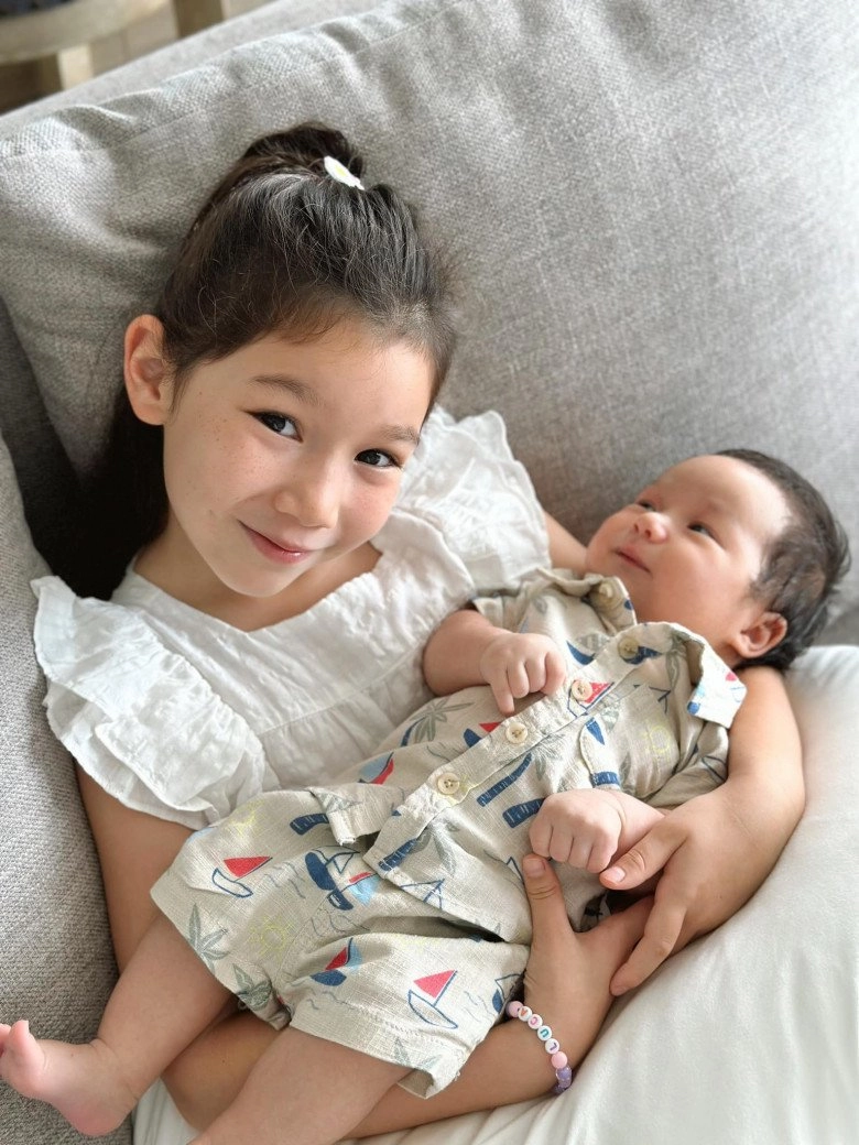 Vẻ bụ bẫm đáng yêu của con trai luca nhà siêu mẫu hà anh gần 2 tháng tuổi nặng 6kg da trắng hồng - 6