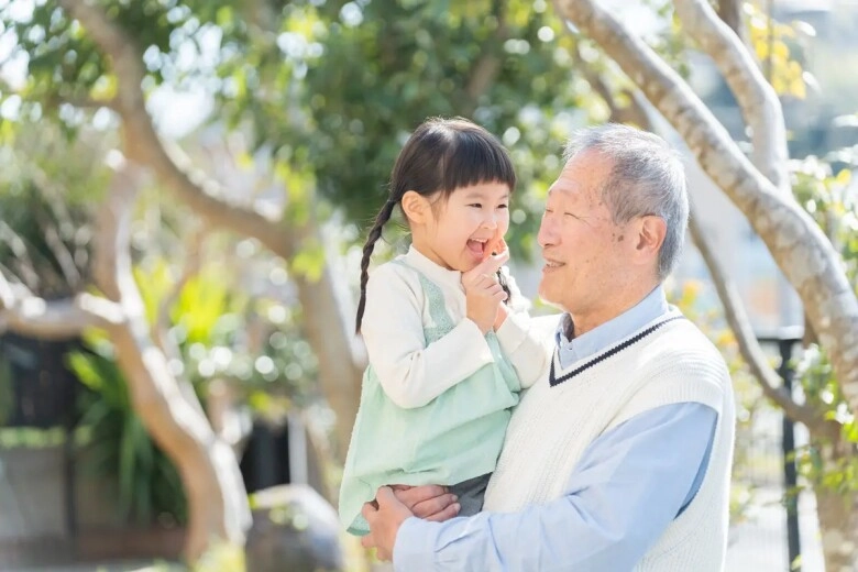 Về quê đón con lên phố sau nghỉ lễ tôi sôi máu khi thấy đứa trẻ với bố chồng - 1