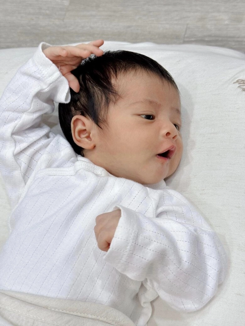 Vẻ sáng sủa xinh xắn như búp bê của con gái 2 tuần tuổi nhà đông nhi - ông cao thắng mắt hai mí to tròn tóc đen dày - 2