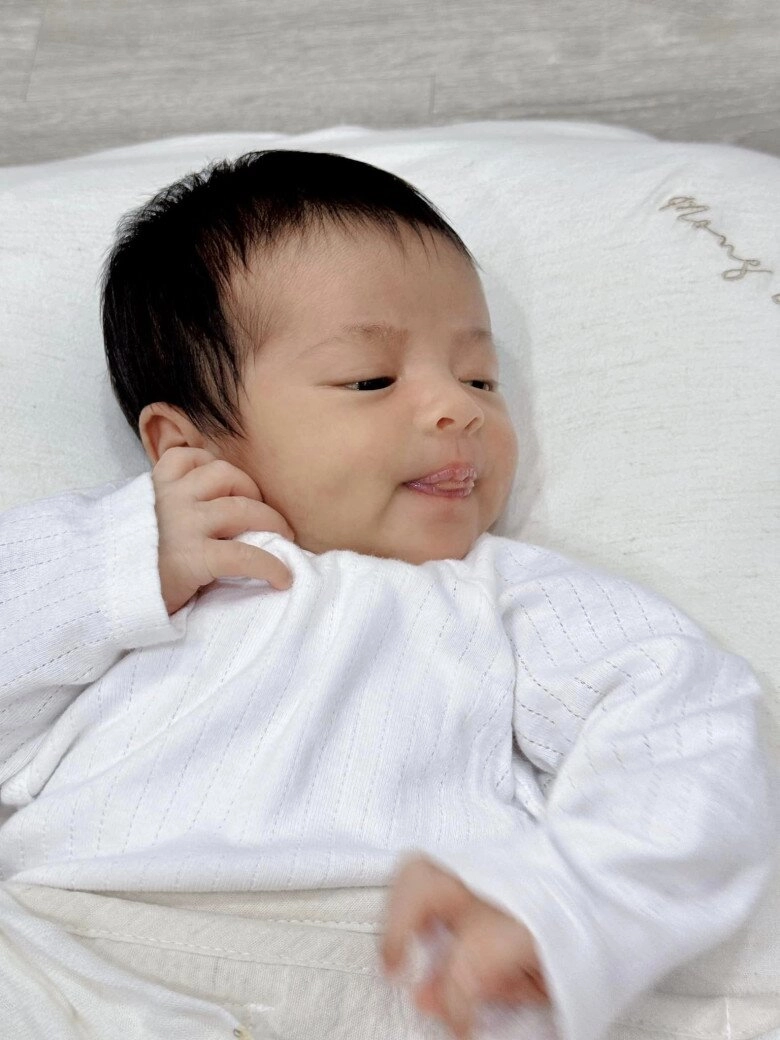 Vẻ sáng sủa xinh xắn như búp bê của con gái 2 tuần tuổi nhà đông nhi - ông cao thắng mắt hai mí to tròn tóc đen dày - 3