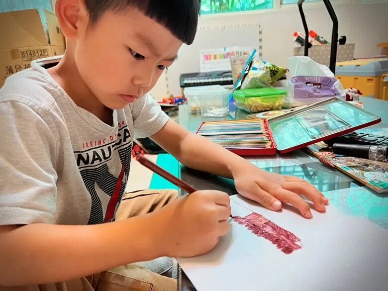 Vẽ tranh cô giáo của em bé tiểu học khiến cô chủ nhiệm đỏ mặt phụ huynh lo lắng - 2