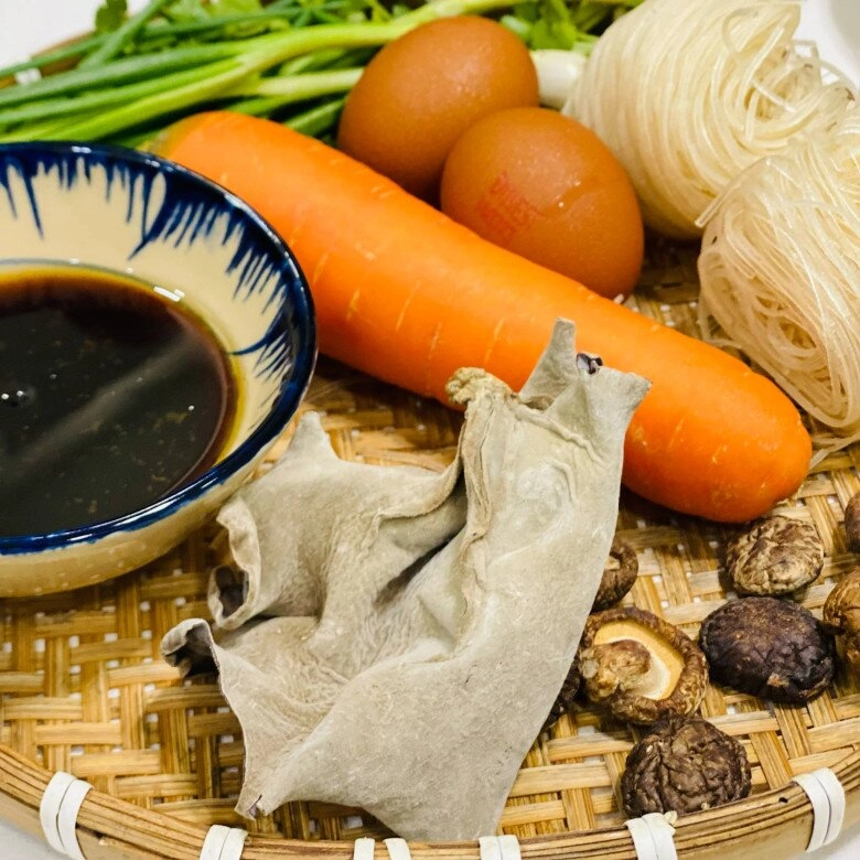 Vét tủ lạnh nhà có gì dùng đó mẹ đảm đem gà luộc còn thừa hấp với miến được món ngon thanh mát lại dễ ăn - 2