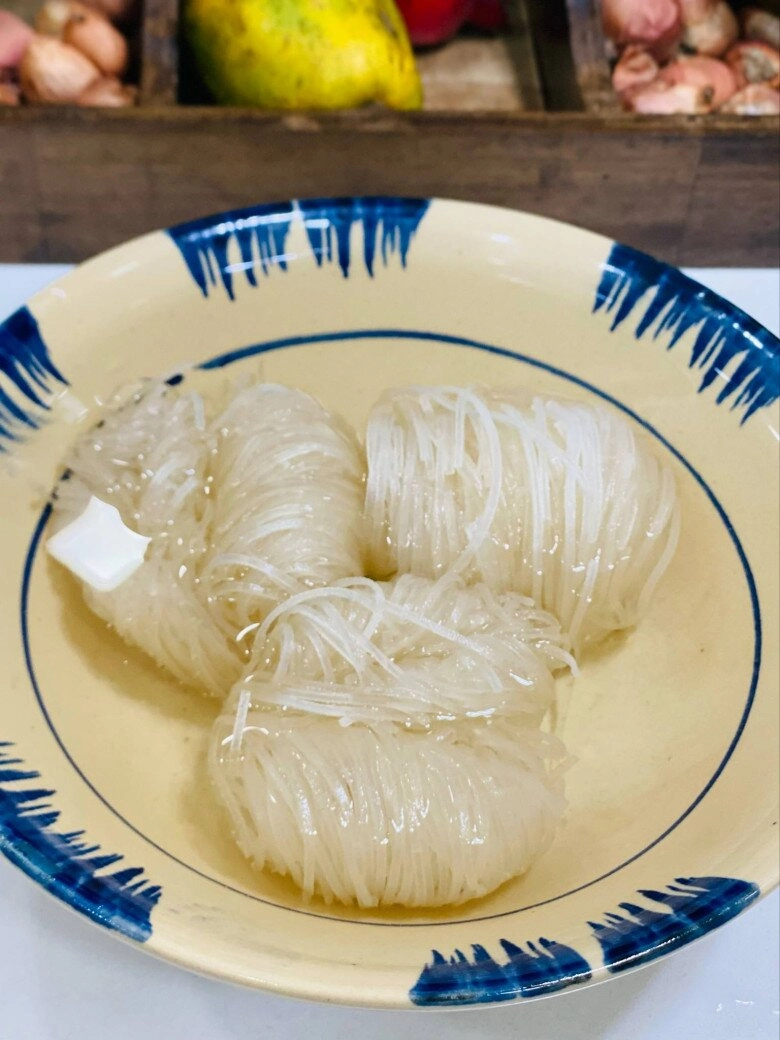 Vét tủ lạnh nhà có gì dùng đó mẹ đảm đem gà luộc còn thừa hấp với miến được món ngon thanh mát lại dễ ăn - 4