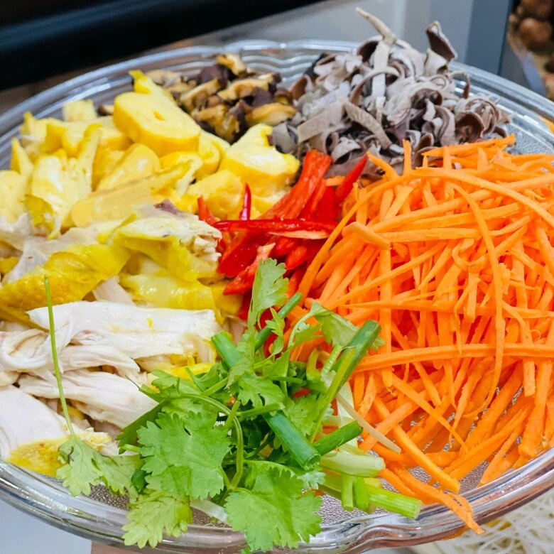 Vét tủ lạnh nhà có gì dùng đó mẹ đảm đem gà luộc còn thừa hấp với miến được món ngon thanh mát lại dễ ăn - 6