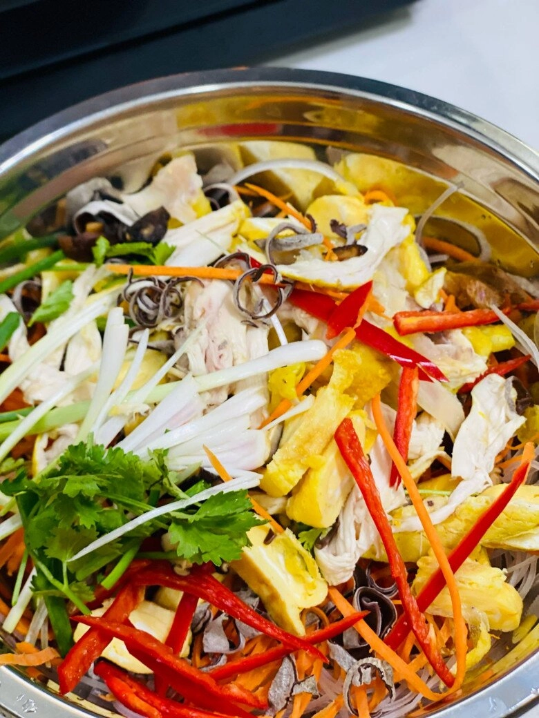 Vét tủ lạnh nhà có gì dùng đó mẹ đảm đem gà luộc còn thừa hấp với miến được món ngon thanh mát lại dễ ăn - 7