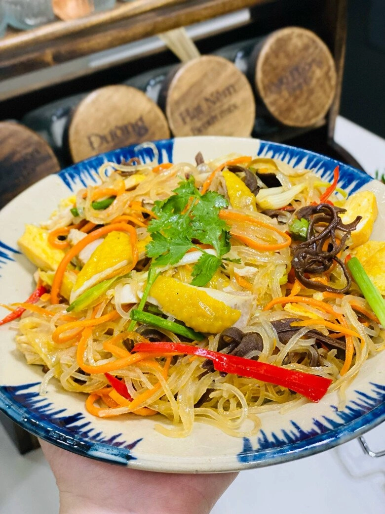 Vét tủ lạnh nhà có gì dùng đó mẹ đảm đem gà luộc còn thừa hấp với miến được món ngon thanh mát lại dễ ăn - 10