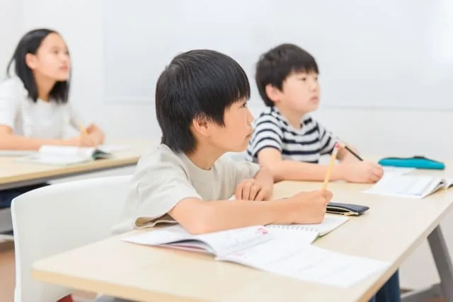 Viết vỏn vẹn 7 câu văn kể về bố bé trai tiểu học đạt điểm 10 cô giáo đỏ mắt ngay từ dòng đầu tiên - 3