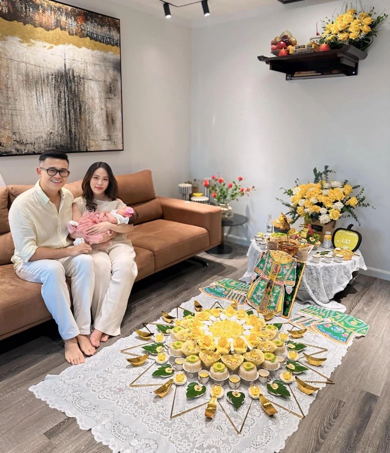 Vợ chồng mc giàu nhất vtv làm tiệc đầy tháng cho con đầu lòng không thiếu gì nhìn kỹ có cả vàng thỏi - 1
