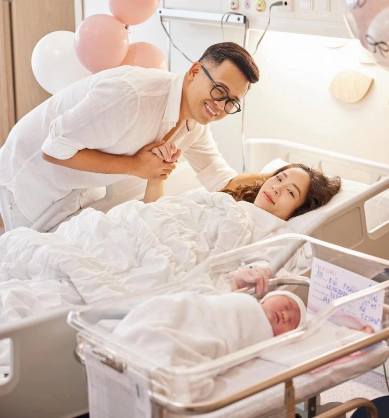 Vợ chồng mc giàu nhất vtv làm tiệc đầy tháng cho con đầu lòng không thiếu gì nhìn kỹ có cả vàng thỏi - 2