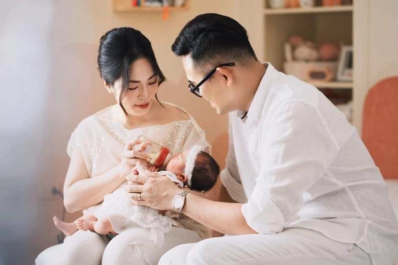 Vợ chồng mc giàu nhất vtv làm tiệc đầy tháng cho con đầu lòng không thiếu gì nhìn kỹ có cả vàng thỏi - 3