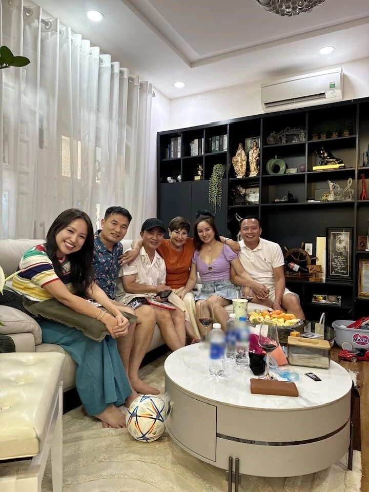 Vợ cũ đàm vĩnh hưng khoe cơm tối tại tư gia của vy oanh được đích thân đại gia lê thiện trổ tài - 1
