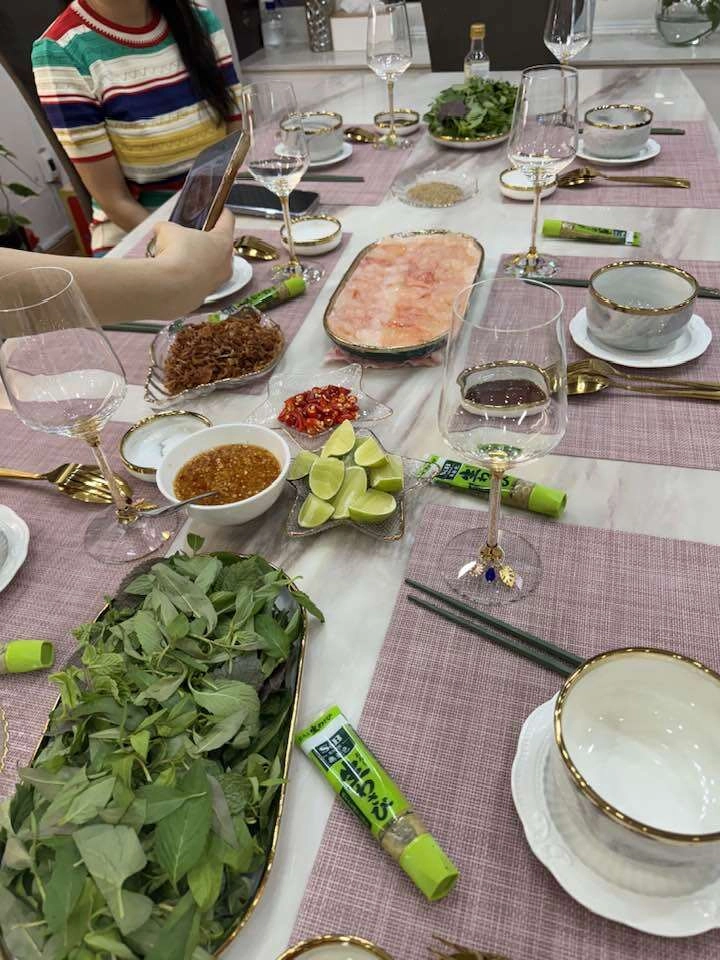 Vợ cũ đàm vĩnh hưng khoe cơm tối tại tư gia của vy oanh được đích thân đại gia lê thiện trổ tài - 4