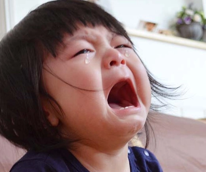 Vợ cũ đến thăm con sau 5 năm không gặp vừa nhìn thấy thứ cô cầm trên tay người chồng đuổi ra gấp - 1