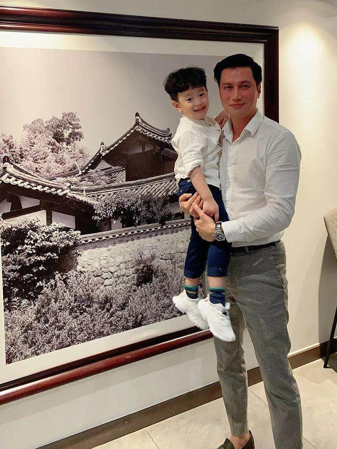 Vợ cũ việt anh xót xa con trai nghỉ hè xa mẹ sụt mấy cân trông đen nhẻm khác hẳn khi ở với mẹ - 2