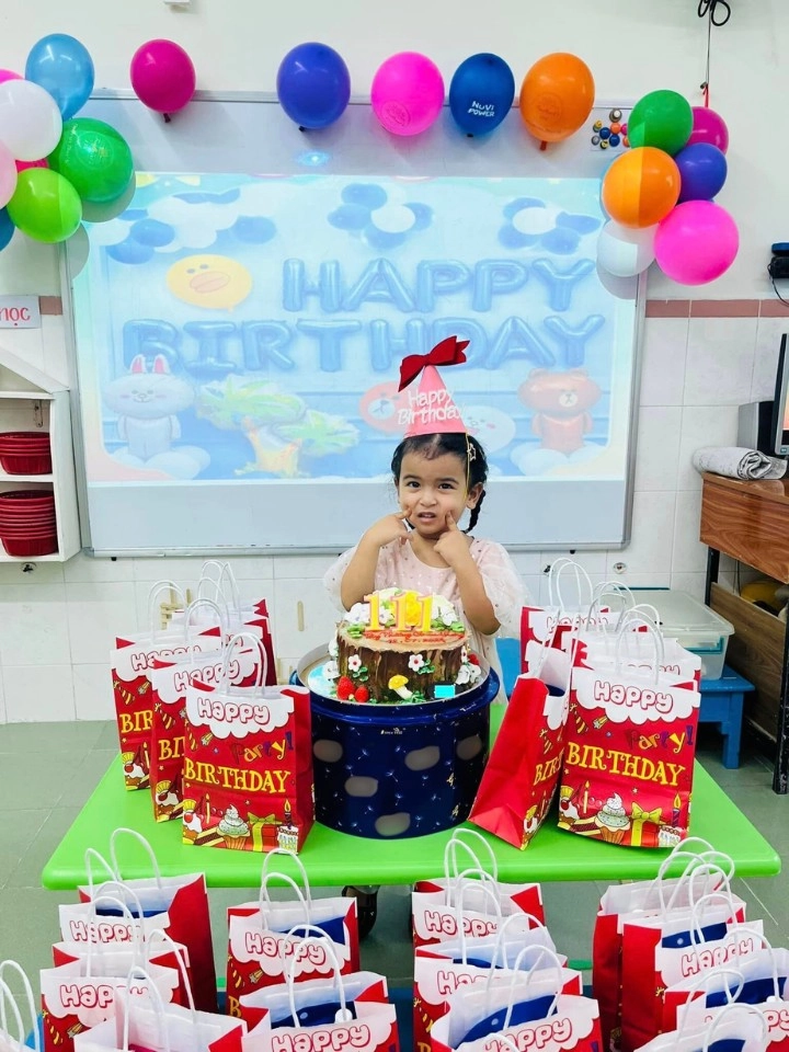 Võ hạ trâm làm sinh nhật tròn 3 tuổi cho con gái lai ấn dân mạng chỉ chú ý đến chiếc bánh kem - 1