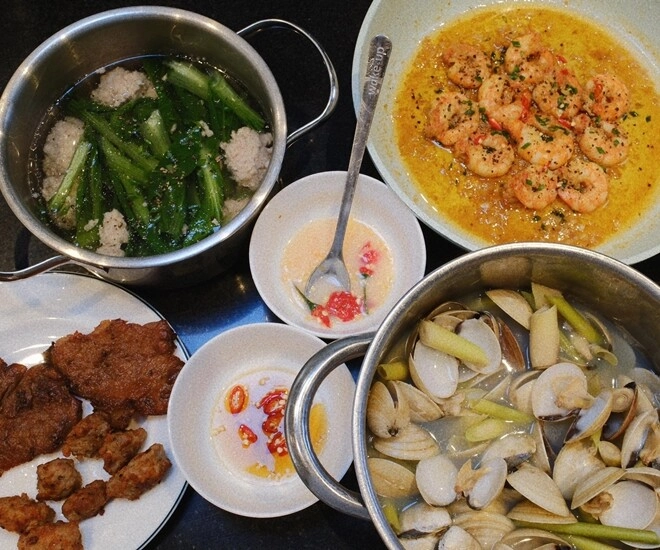 Vợ kém 17 tuổi tự nấu ăn nhưng kêu dở tốn tiền tốn thời gian hồ quang hiếu chỉ nói 1 câu - 1