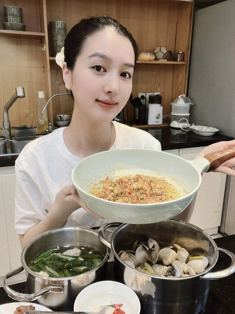 Vợ kém 17 tuổi tự nấu ăn nhưng kêu dở tốn tiền tốn thời gian hồ quang hiếu chỉ nói 1 câu - 2