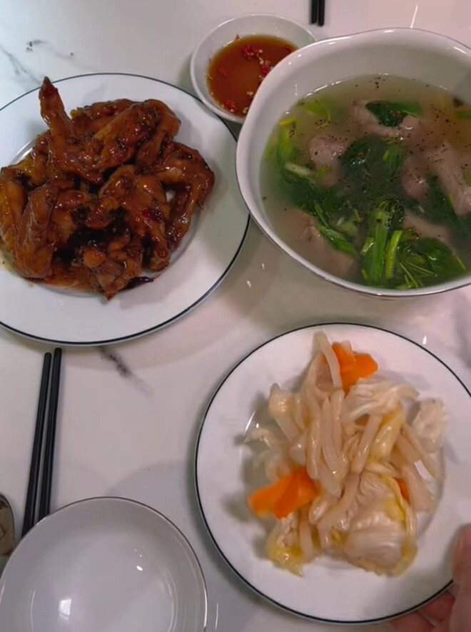 Vợ kém 17 tuổi tự nấu ăn nhưng kêu dở tốn tiền tốn thời gian hồ quang hiếu chỉ nói 1 câu - 8
