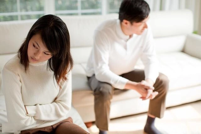 Vợ làm mất túi hơn trăm triệu ở nước ngoài cảnh sát tìm thấy thì phát hiện một thứ bên trong khiến chồng cực sốc - 2