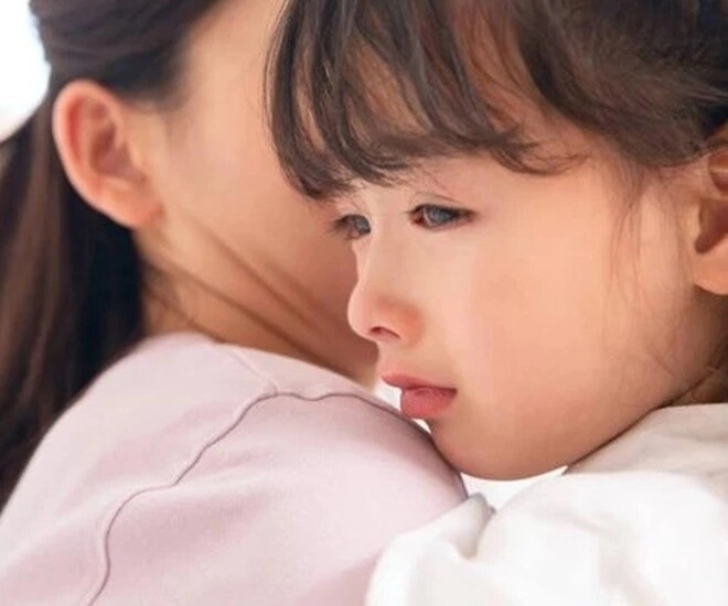 Vợ mặc nửa kín nửa hở quyến rũ chồng ngay trong bếp con của chị dâu nhìn thấy liền òa khóc - 1