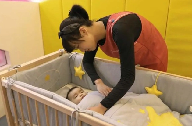 Vợ nghi ngờ bảo mẫu cho con uống thuốc ngủ mỗi đêm chồng lập tức tăng lương ký hợp đồng dài hạn với cô ấy - 2