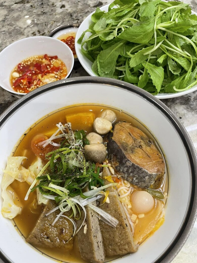 Vợ nóng bỏng kém 10 tuổi nấu cho lê hoàng món bún cá giả socola ngày lễ tình yêu - 2