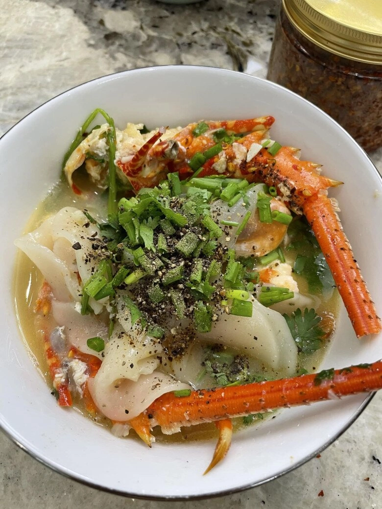 Vợ nóng bỏng kém 10 tuổi nấu cho lê hoàng món bún cá giả socola ngày lễ tình yêu - 4