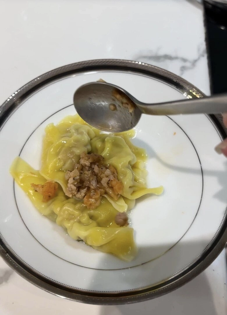 Vợ nóng bỏng kém 10 tuổi nấu cho lê hoàng món bún cá giả socola ngày lễ tình yêu - 9
