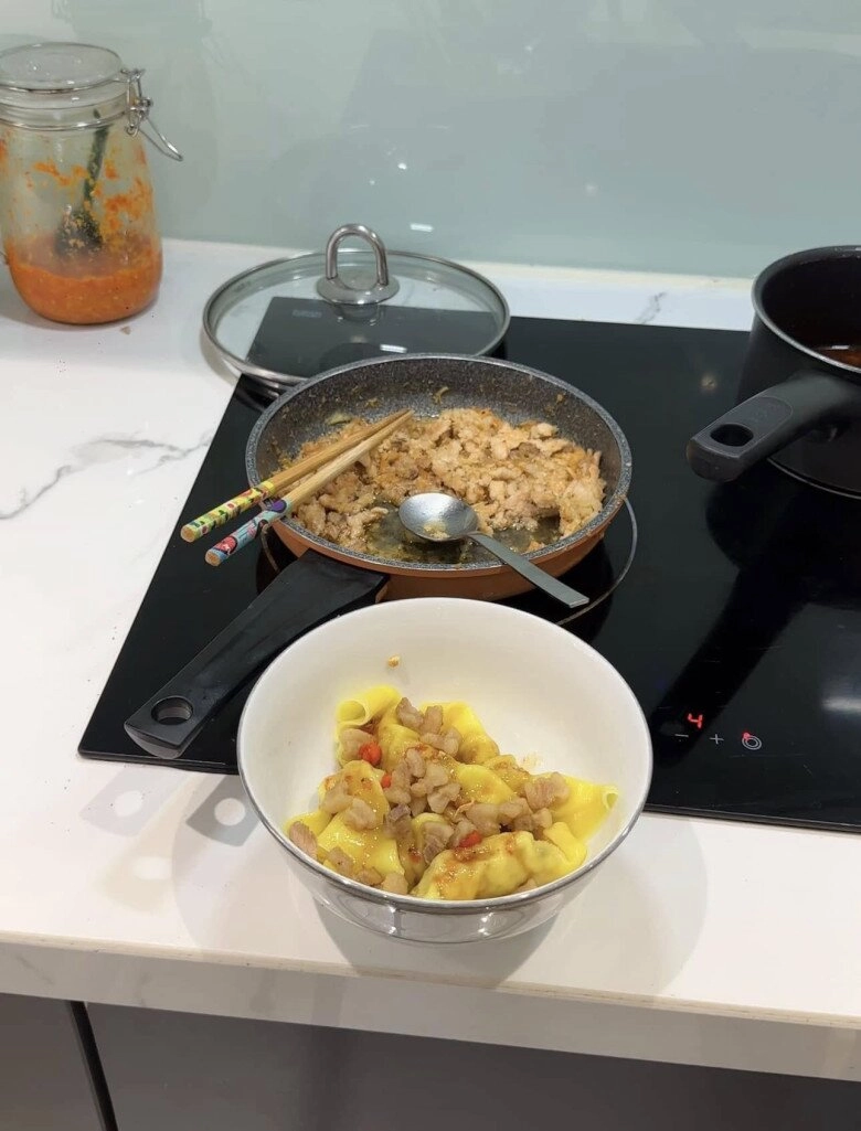 Vợ nóng bỏng kém 10 tuổi nấu cho lê hoàng món bún cá giả socola ngày lễ tình yêu - 10