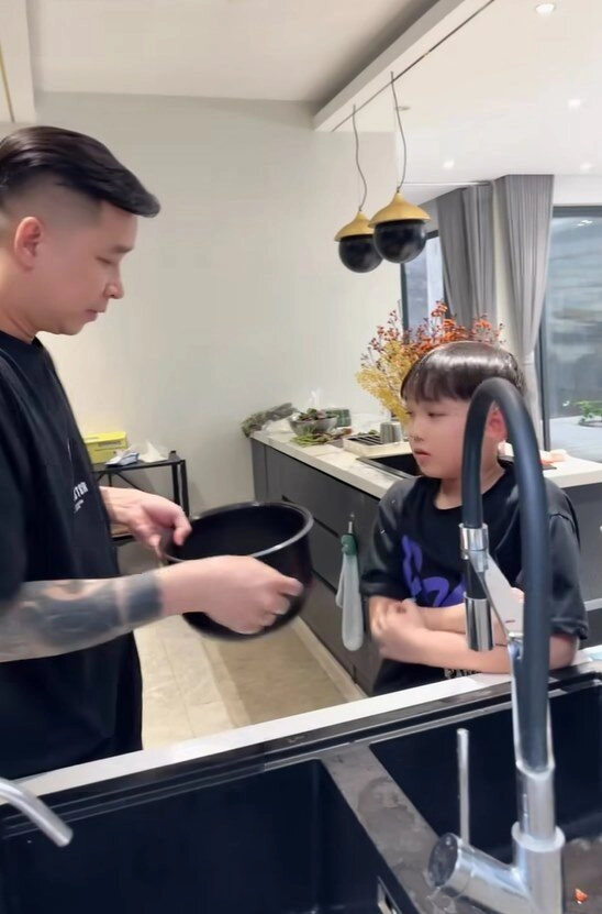 Vợ nóng bỏng kém 10 tuổi nấu cho lê hoàng món bún cá giả socola ngày lễ tình yêu - 12