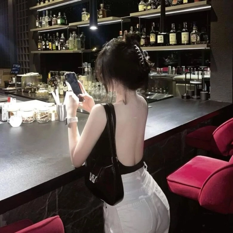 Vợ trẻ vốn mê mặc váyhở lưngnay đổi sang khoe ngực lý do khiến tôi ngã ngửa - 1