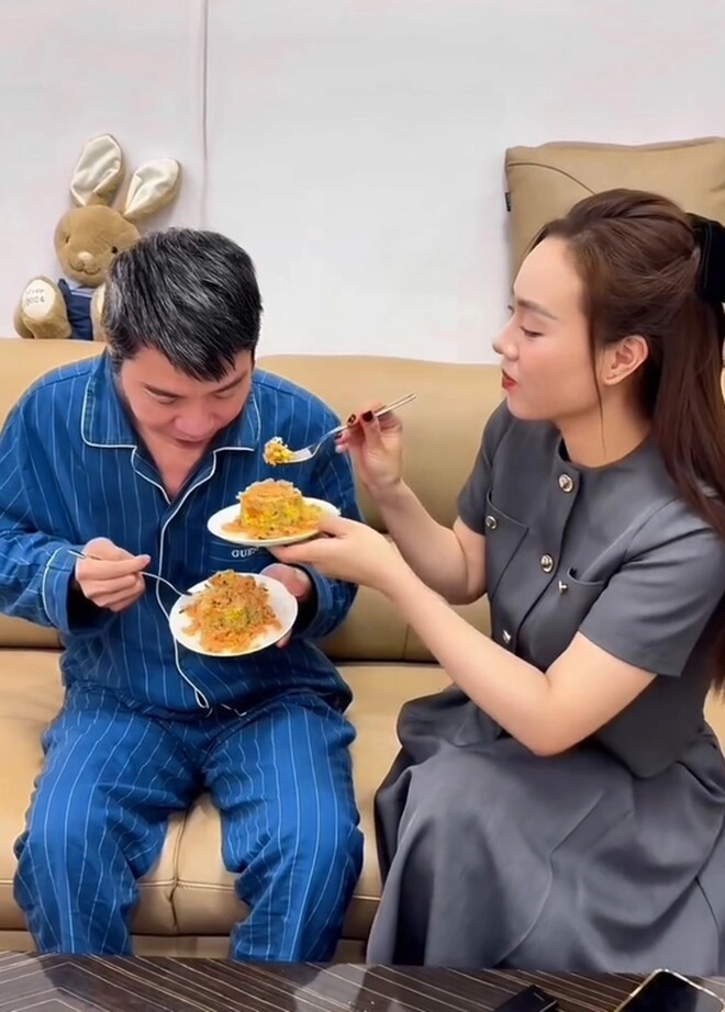 Vợ trẻ xinh của nsnd công lý bận chăm chồng bệnh vẫn đảm đang làm pizza ngô siêu đơn giản mà ngon - 9