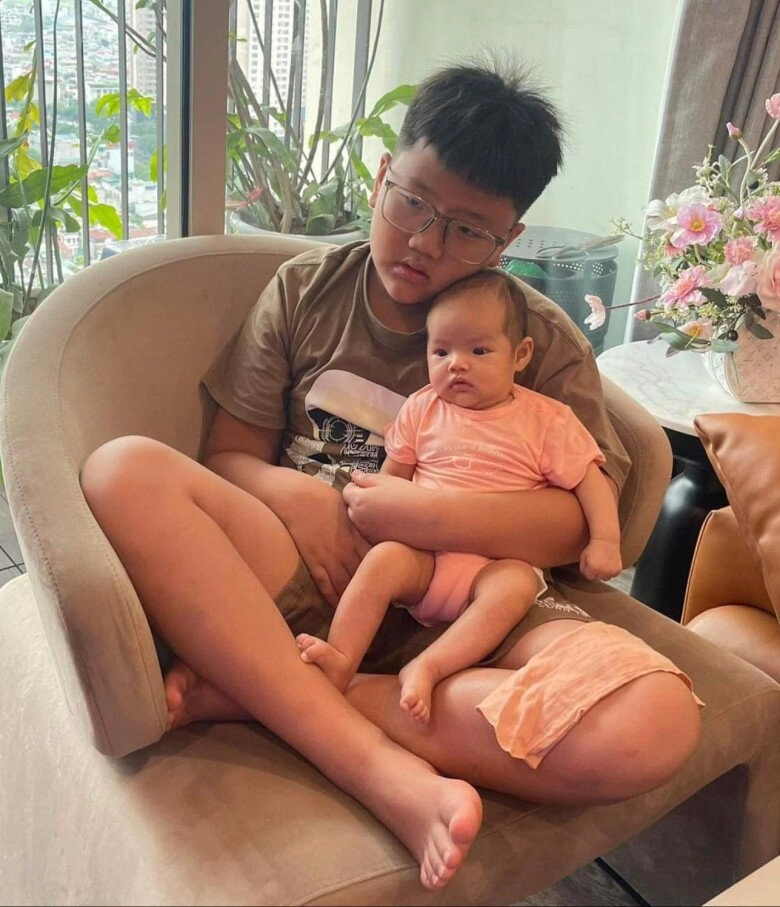 Vừa sinh được 2 tháng thu quỳnh muốn đi làm trở lại yên tâm giao ái nữ cho con trai lớn chăm sóc - 1