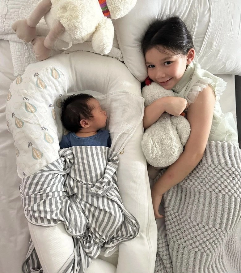 Vừa sinh quý tử với chồng ngoại quốc siêu mẫu hà anh tủi thân vì một hành động con gái lớn làm với mẹ - 3