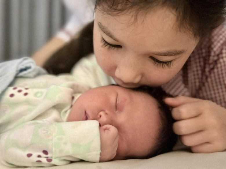 Vừa sinh quý tử với chồng ngoại quốc siêu mẫu hà anh tủi thân vì một hành động con gái lớn làm với mẹ - 4