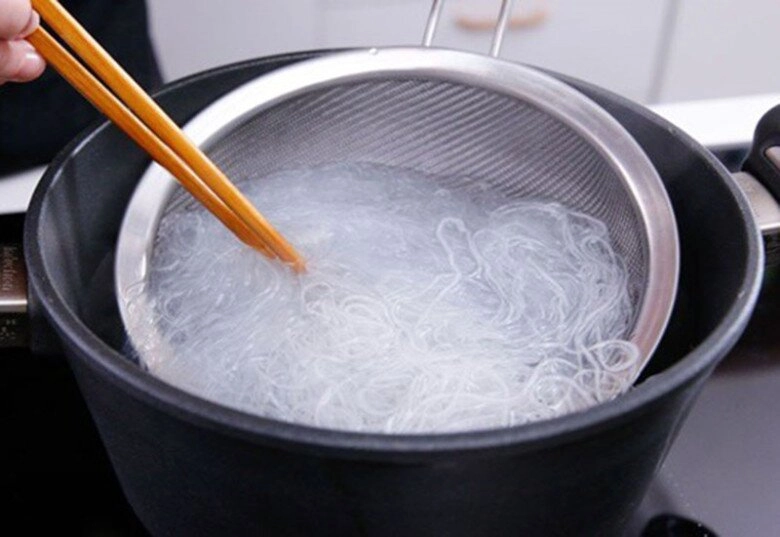 Xào miến toàn bị dính chùm vào nhau đầu bếp mách vài mẹo này miến tơi mềm ngon ai ăn cũng thích - 2