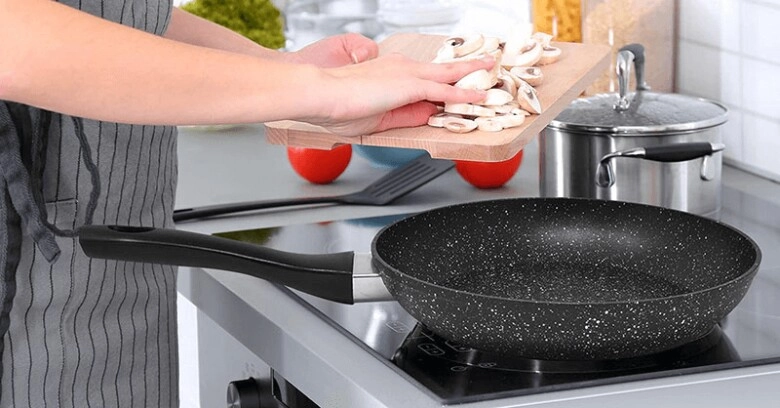 Xào rán món ăn hay bị bắn dầu nhớ làm những điều này dầu không bắn bếp lúc nào cũng sạch sẽ - 1