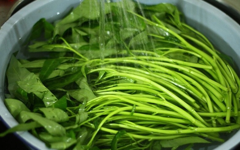 Xào rau muống đừng cho ngay vào chảo ngâm với loại nước rẻ như cho này trong chậu rau xanh mướt giòn ngon - 2