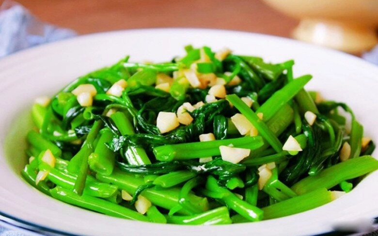 Xào rau muống đừng cho ngay vào chảo ngâm với loại nước rẻ như cho này trong chậu rau xanh mướt giòn ngon - 3