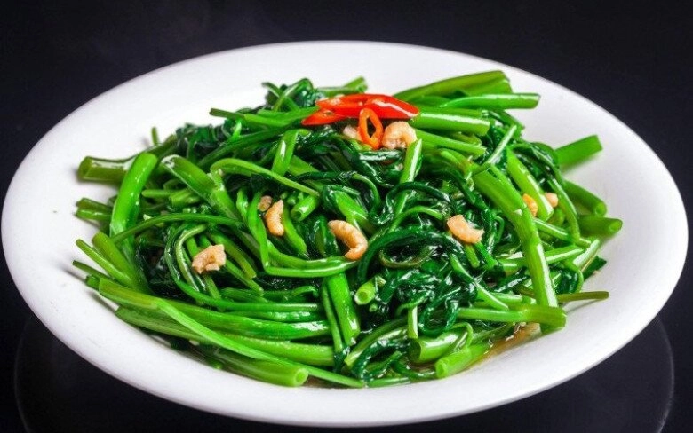 Xào rau muống đừng cho ngay vào chảo ngâm với loại nước rẻ như cho này trong chậu rau xanh mướt giòn ngon - 4