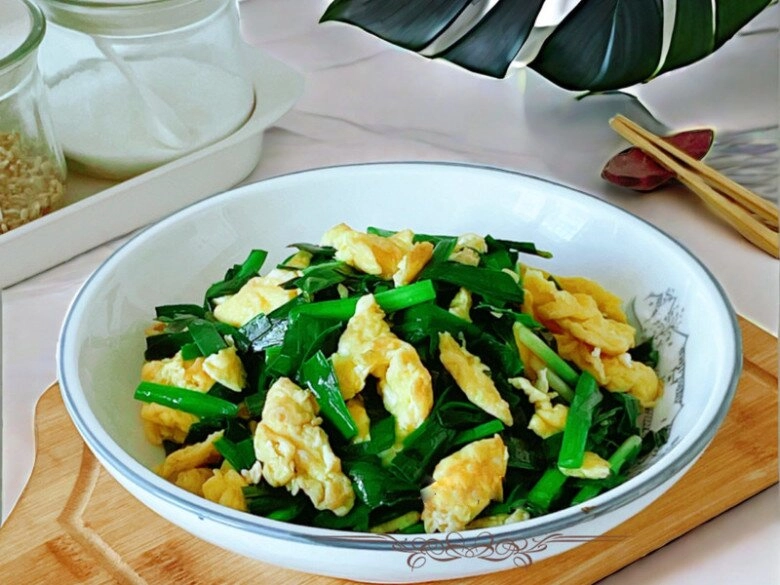 Xào trứng chẳng cần hành thêm lá này vừa ngon lại là thuốc bổ gan tự nhiên vừa rẻ lại tốt cho sức khỏe - 4